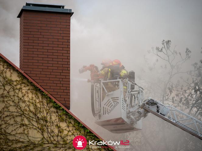 Ogromny pożar na ul. Prądnickiej w Krakowie. Kilkudziesięciu strażaków walczy z ogniem