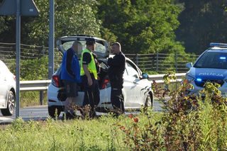 Chciał wjechać pod prąd na S8 pod Warszawą. Wyszedł z auta i prawie zasnął na drodze