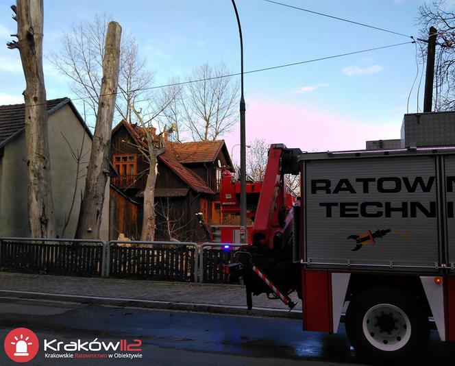 Połamane drzewo na ulicy Racławickiej