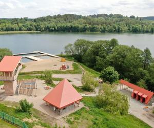 Ogromny pomost i piaszczysta plaża. To miejsce na Mazurach przyciąga tłumy turystów. Zobacz zdjęcia