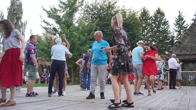 „Tańcowali” na parkiecie w Muzeum Wsi Lubelskiej aż miło było patrzeć! FOTORELACJA z sobotniej potańcówki