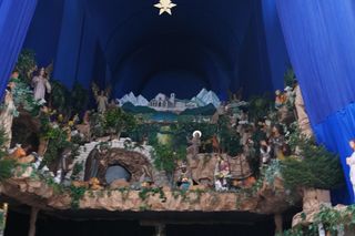 Trwa instalowanie szopki bożonarodzeniowej Franciszkanów w Poznaniu