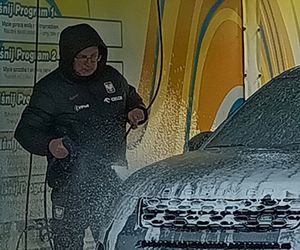 Czesław Michniewicz myje auto w stroju selekcjonera