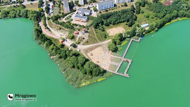 Ogromny pomost i piaszczysta plaża. To miejsce na Mazurach przyciąga tłumy turystów. Zobacz zdjęcia