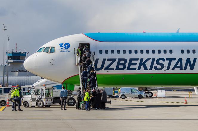 Pyrzowice. 600 uchodźców z Ukrainy ewakuowanych do Kazachstanu i Uzbekistanu