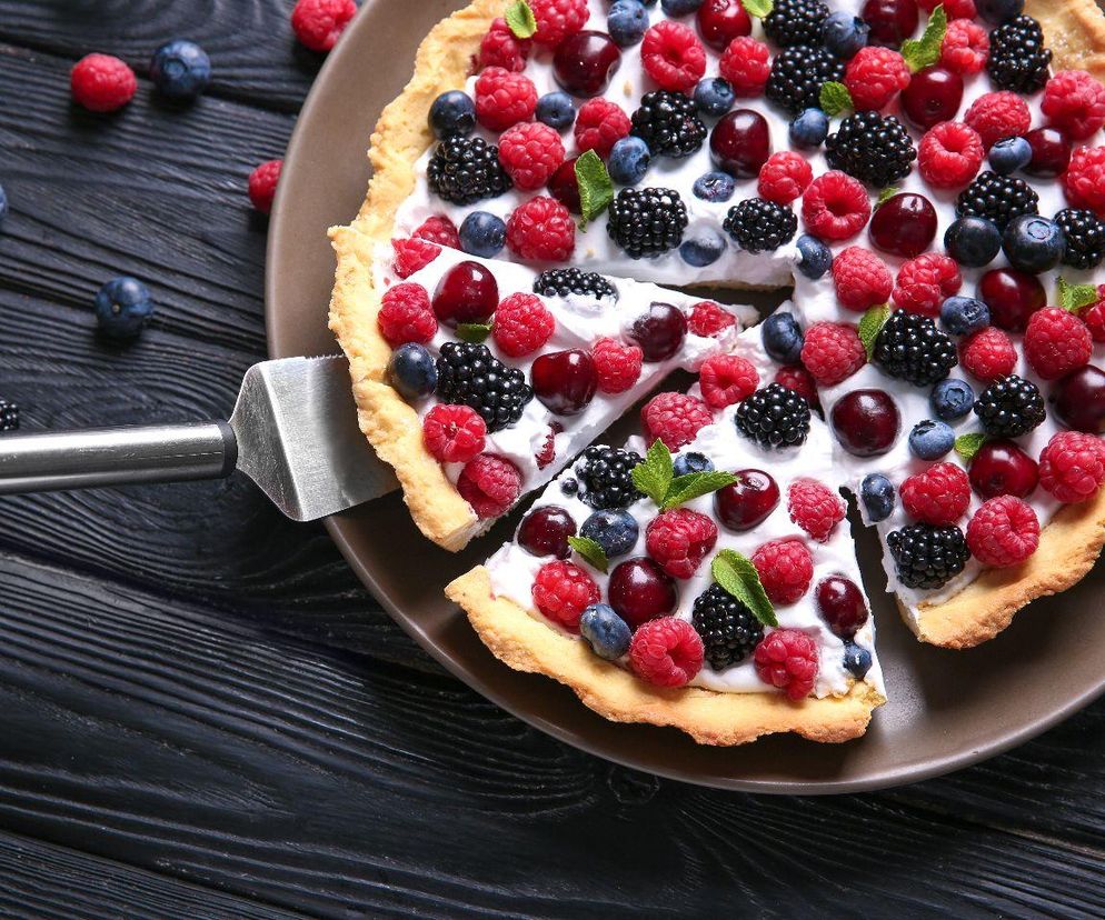 Ten przepis znam od lat. Pyszna tarta z bitą śmietaną i owocami zawsze robi wrażenie na gościach 