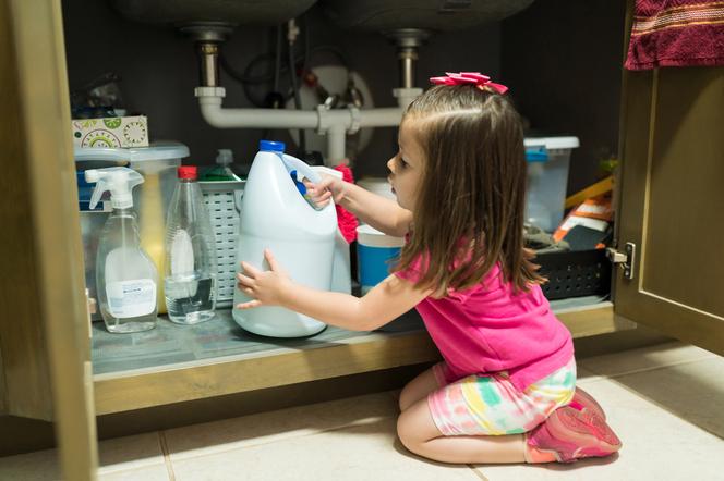 Co zrobić, kiedy dziecko wypije substancję żrąca?
