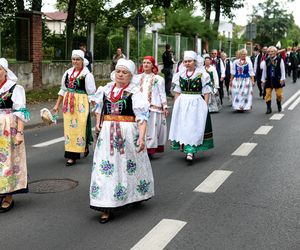 Korowód dożynkowy w Kostuchnie
