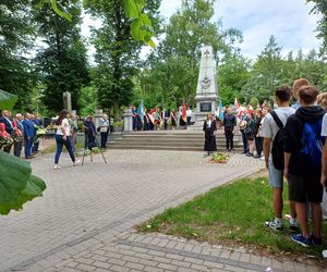 Pamięć o powstańcach żyje w Ostrzeszowie. Ulicami miasta przeszedł Marsz Pamięci [ZDJĘCIA]