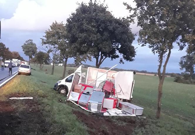 Koszmarny wypadek na DK 10! Auto przewożące lodówki wylądowało w rowie! [ZDJĘCIA] 