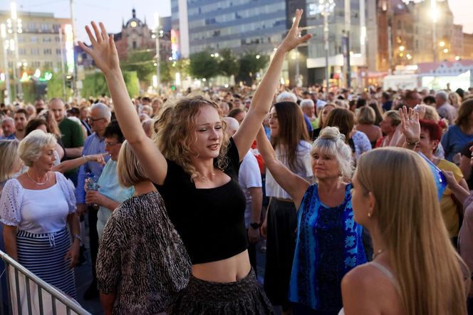 Potańcówka przed Teatrem Śląskim w Katowicach (09.08)