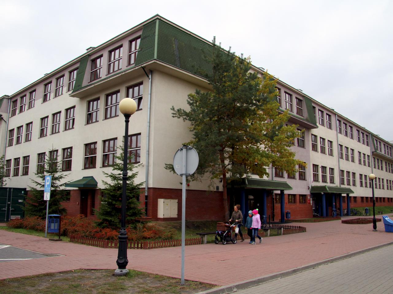 Dzieci kończą lekcję po nocach