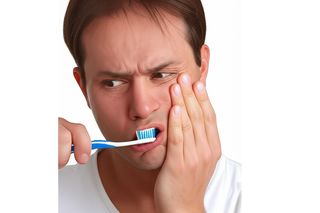 Poważny problem młodych Polaków. Najnowsze badania nie pozostawiają złudzeń. Są na bakier z myciem zębów