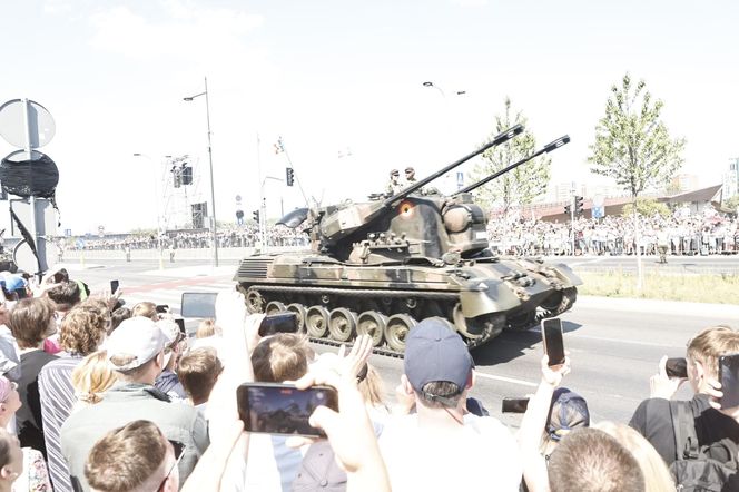 Tłumy na defiladzie wojskowej w Warszawie