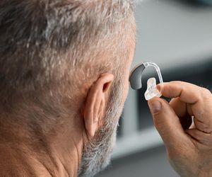 Coraz więcej Polaków traci słuch – i często nawet o tym nie wie! Sprawdź, co naprawdę powoduje niedosłuch u dzieci i dorosłych