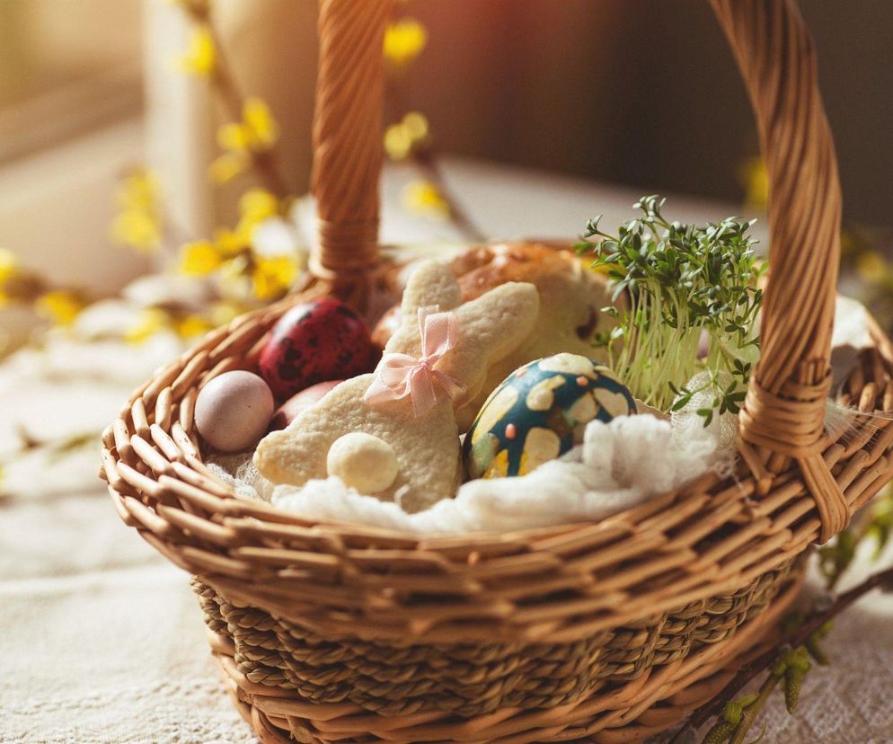 Co włożyć do koszyczka wielkanocnego? Lista święconki, która uratuje Cię przed wpadką w Wielką Sobotę