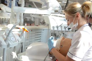 Lalki uczą studentów na lekarzy