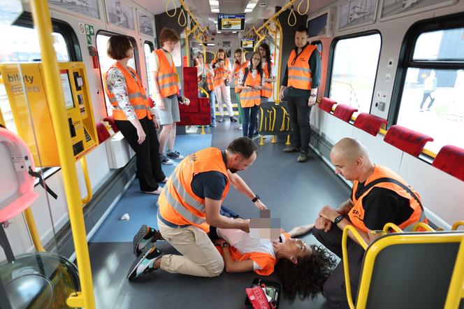 Kobieta zasłabła w pociągu. Rozcięcie stanika ratuje życie!