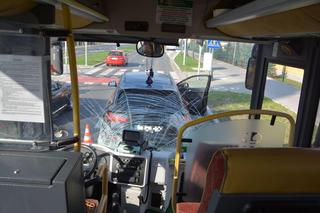 Autobus wjechał w osobówkę. Troje rannych pasażerów w szpitalu