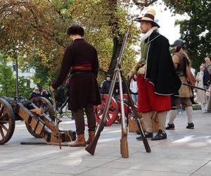 Salwy armatnie w centrum Lublina. Tak wyglądała inscenizacja historyczna na pl. Litewskim