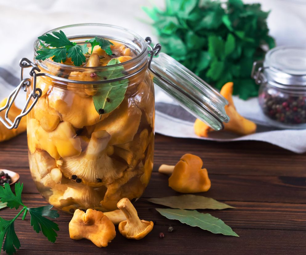Kurki w occie: przepis na grzyby w słodko-kwaśnej zalewie octowej