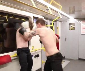 Nielegalna walka w metrze w Warszawie. Szokujące sceny w pociągu! 