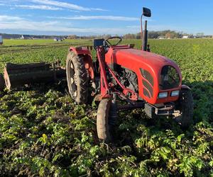Rolnik wpadł pod jadący ciągnik! Mężczyzna trafił do szpitala [ZDJĘCIA]
