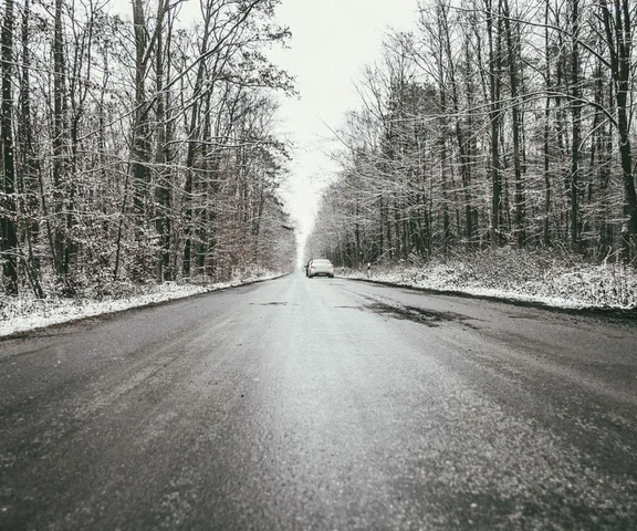 Gołoledź i marznący deszcz nad Polską. IMGW wydało alerty dla całego kraju