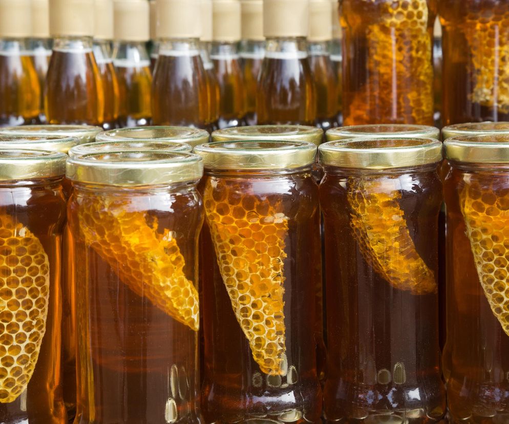 Tak oszukują producenci miodu. Znak na etykiecie pozwoli oszczędzić pieniądze i zdrowie