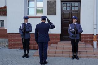 Policjant Marek Cekała zginął na służbie. Po 20 latach od tragedii odsłonięto pamiątkową tablicę [ZDJĘCIA]