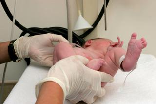 Badania noworodka: jak wyglądają pierwsze badania po narodzinach