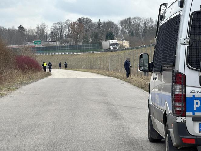 Zabójstwo małżeństwa w Ostródzie. Policyjne poszukiwanie przy poligonie