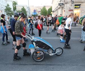 Uczestnicy Warszawa Nightskating 2023