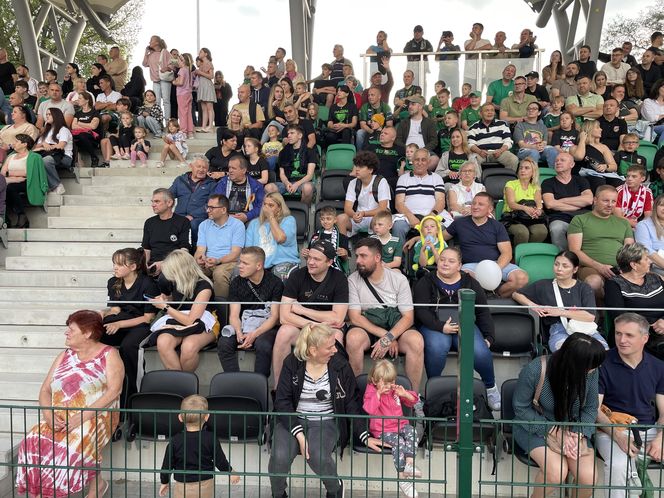 Kibice na otwarciu stadionu w Starachowicach