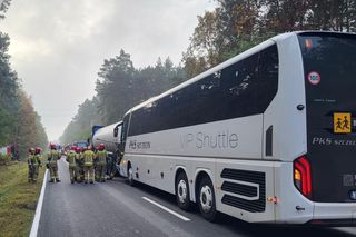 Zderzenie trzech pojazdów na DK10. W autokarze jechali uczniowie!