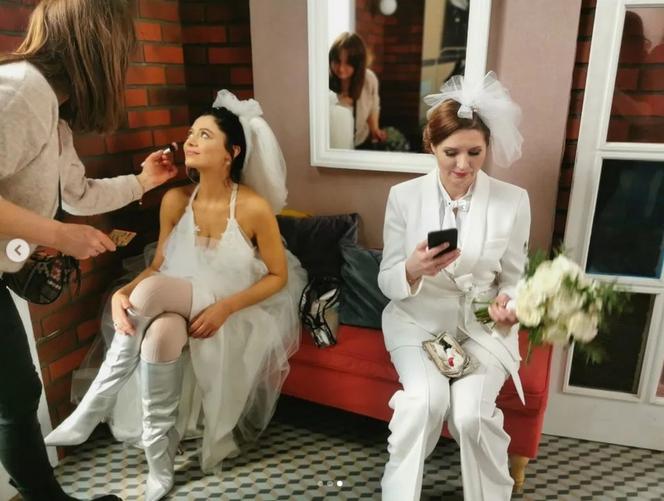 Papiery na szczęścia na planie. Marta (Adriana Kalska), Renia (Urszula Grabowska)