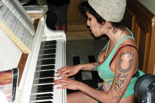 Amy Winehouse śpiewa w barze hotelowym