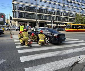 Dramatyczny wypadek w Śródmieściu! Osobówka i autobus roztrzaskane