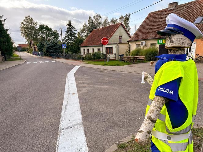 Policjant "drewniak" pilnuje porządku przy drodze na Mazurach. Sprawa trafiła na policję