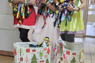 Pluszowe małpki dla dzieci w szpitalach. Mają pomóc złagodzić stres 