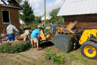 W uprzątnięciu pogorzeliska pomagają sąsiedzi państwa Baranowskich.
