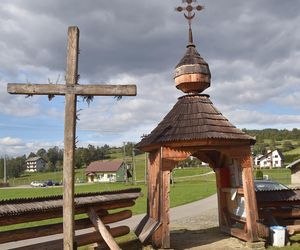 To dawna małopolska wieś rycerska. Znajduje się w niej najpiękniejsza łemkowska cerkiew