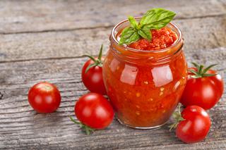 Przecier pomidorowy na szybko: sposób na przecier [WIDEO]