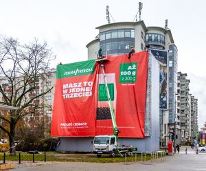 Gigantyczna, nielegalna, zapewne bezkarna. Wielka reklama na miejskiej działce