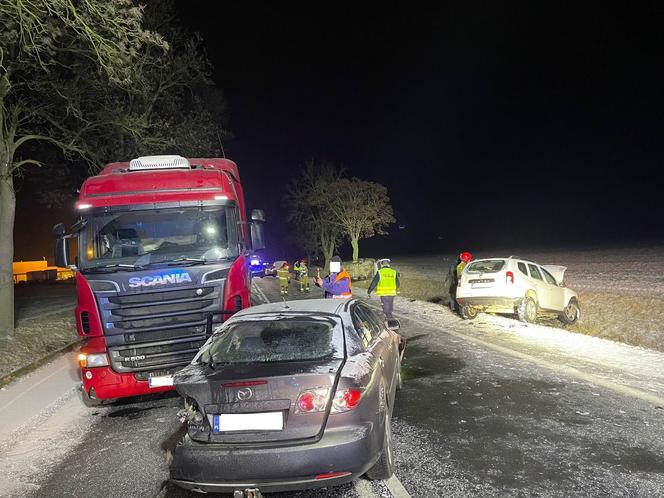 Karambol czterech pojazdów po opadach śniegu w Karolewku koło Leszna [ZDJĘCIA] 