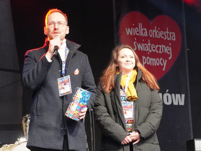 Na rynku w Tarnowie trwa koncert 33. Finału Wielkiej Orkiestry Świątecznej Pomocy. Tak bawią się mieszkańcy miasta