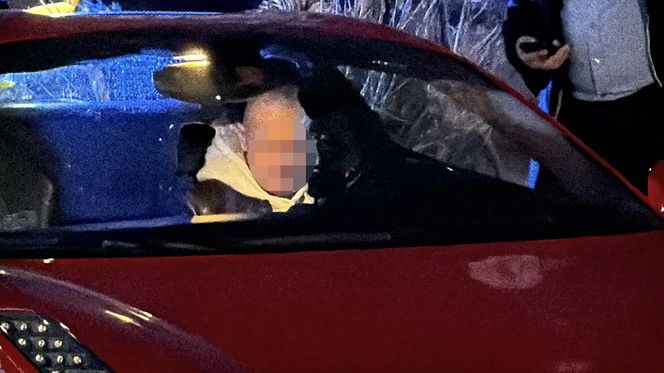 Znany TikToker driftował czerwonym Ferrari. Rozbił auto i uciekł