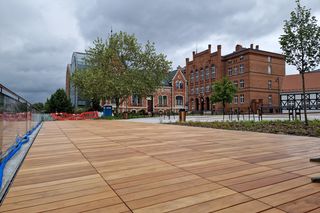 Rybi Rynek w Bydgoszczy niemal gotowy. Eleganckie nabrzeże już cieszy oczy!