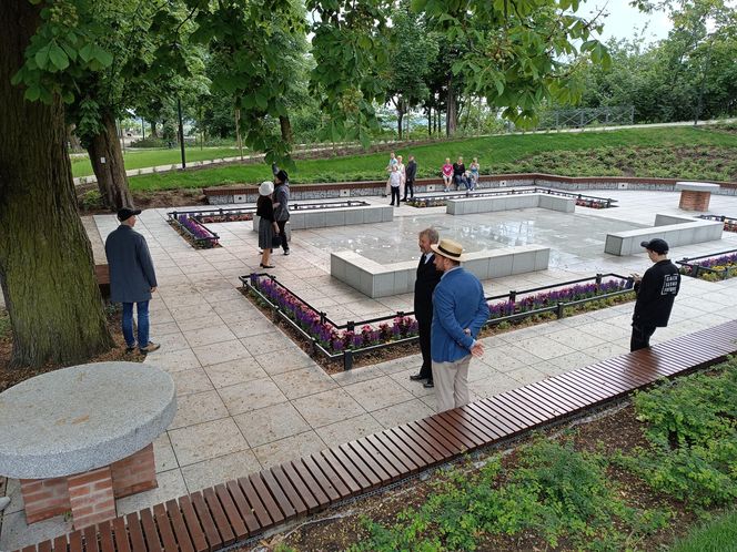 Odtworzenie zdjęcia z lat 30 pod wieżą Klimek w Grudziądzu 