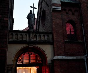 Rybnik. Urządzili całonocną imprezę techno w kaplicy. Tak wyglądala, mamy zdjęcia!